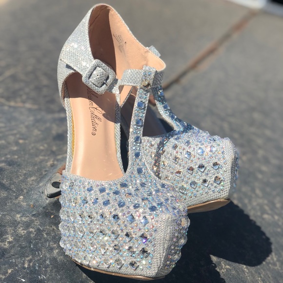 {De Blossom Collection} Sexy Silver Pin-Up Heels - Picture 2 of 5